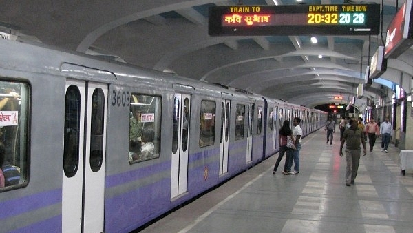 A train on the North South line of the Kolkata Metro (Naikshewta/Wikimedia Commons)