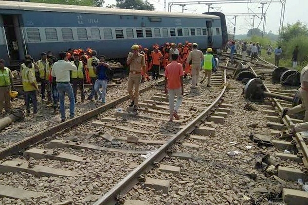 The derailed New Farakka Express derailed in Rae Bareli, Uttar Pradesh. (pic via Twitter)