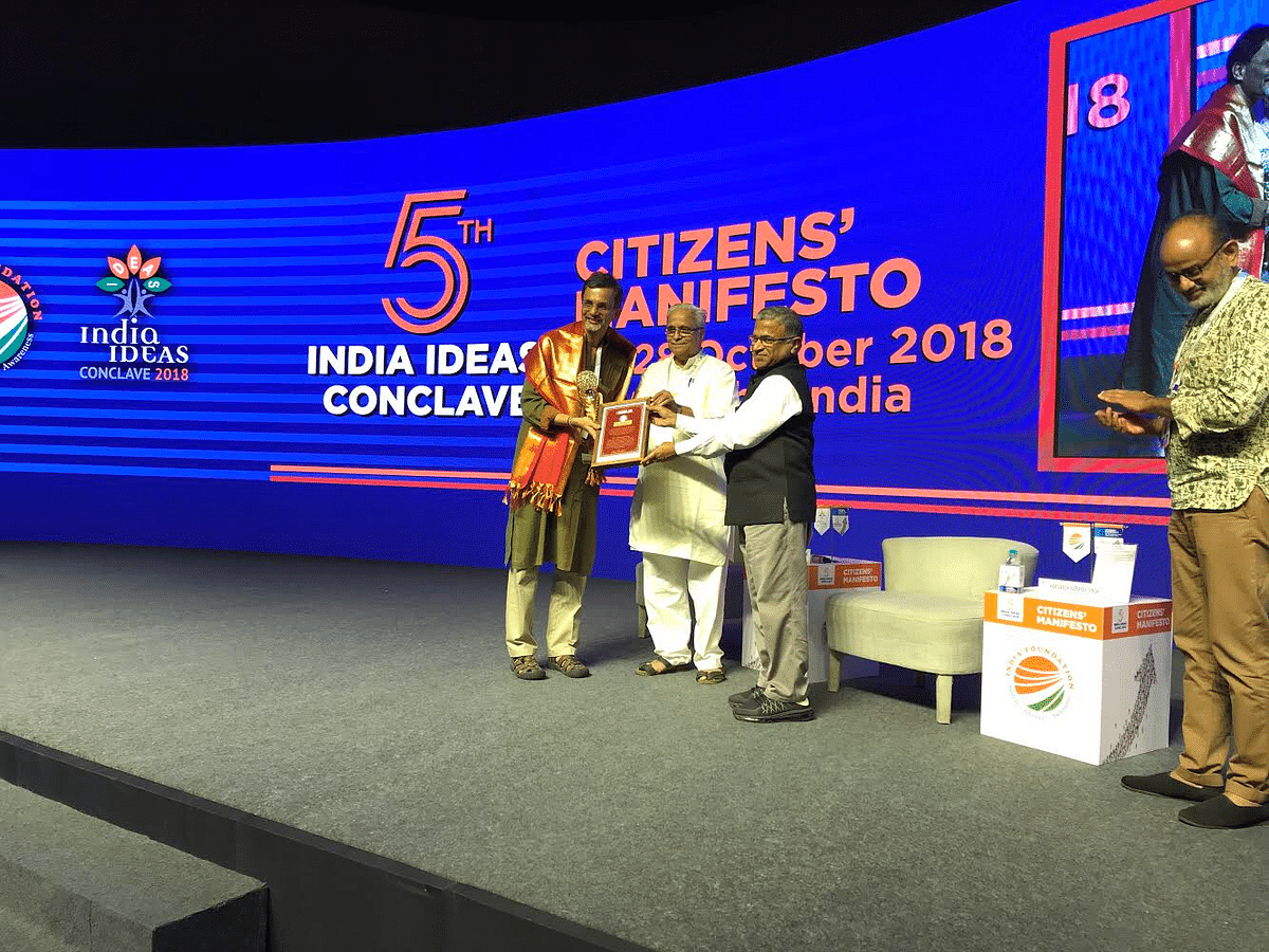 Dr V Anantha Nageswaran recieving the B R Shenoy award