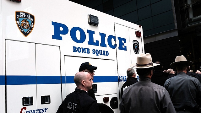  Police stand guard outside of the Time Warner Center after an explosive device was found there this morning on October 24, 2018 in New York City (Spencer Platt/Getty Images)