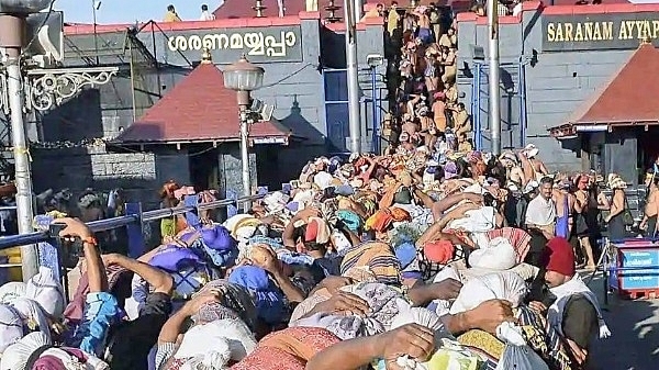 Devotees offering prayers at Sabarimala (Pic: <a href="https://twitter.com/keveeyes">@<b>keveeyes</b></a>/twitter)