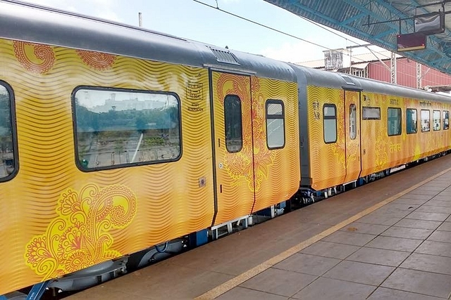 Tejas Express (Rajendra B. Aklekar/Wikimedia Commons)