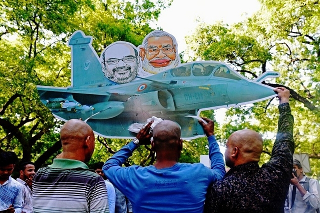 Member of the Indian Youth Congress demonstrate against Rafale deal after shaving their heads in protest of the deal near Defence Minister Nirmala Sitharaman’s residence at Safdarjung Road in New Delhi.  (Sanchit Khanna/Hindustan Times via GettyImages)