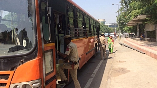 Delhi police conducting random inspection at buses on route 544 (@DCPSouthDelhi/Twitter)