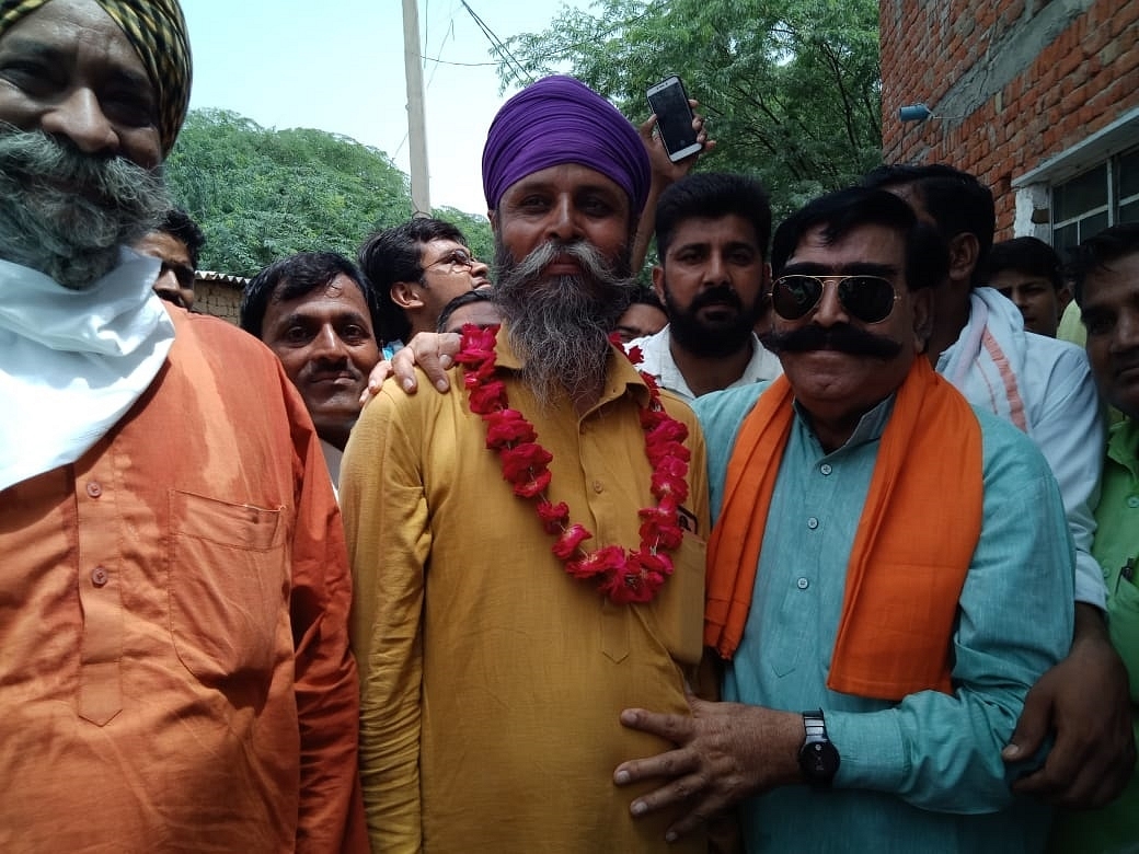 (In yellow) Shyam Singh, eye-witness (Right) BJP MLA Gyandev Ahuja