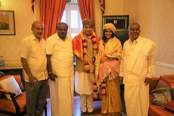 Civil Aviation Minister Suresh Prabhu and spouse, along with Chief Minister HD Kumaraswamy and his cabinet colleagues, in Mysuru. (Image courtesy: Twitter.com/CMofKarnataka)