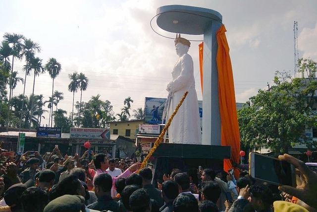 Chief Minister of Tripura, Biplab Deb unveils the former monarch’s statue. (pic via Twitter)