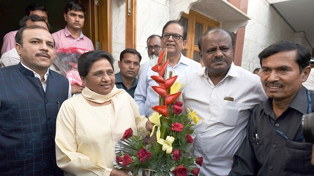  H D Kumaraswamy being welcomed by BSP Chief Mayawati at her residence in Tyagraj Marg in New Delhi. (Burhaan Kinu/Hindustan Times via Getty Images)