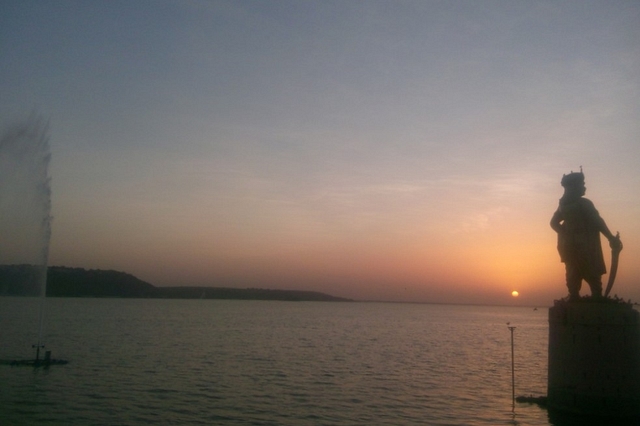 Bhopal’s Upper Lake with the Raja Bhoj statue. (Akshat.saxena21 via Wikimedia Commons)