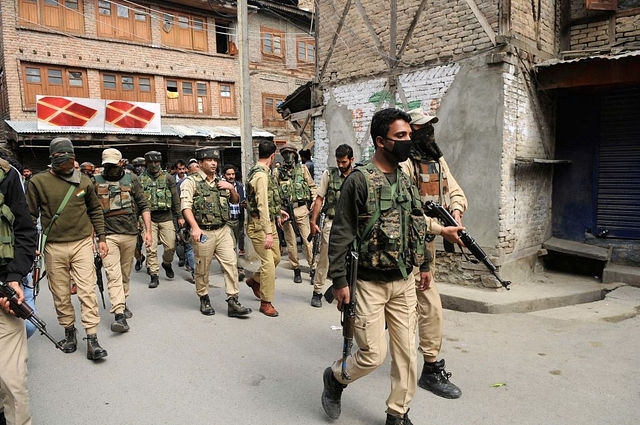 Policemen near the site of attack at Karfali Mohalla area in Srinagar. (Waseem Andrabi/Hindustan Times via GettyImages)&nbsp;