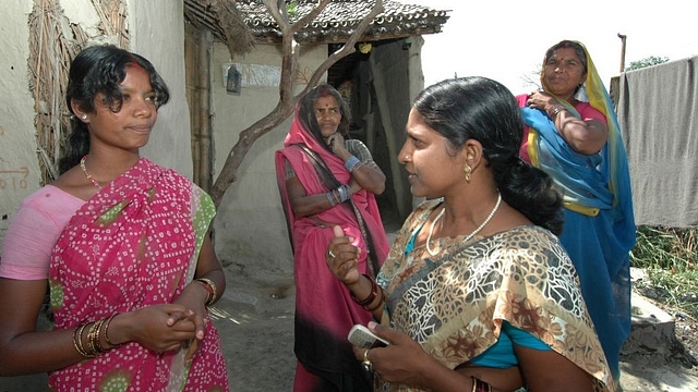 ASHA educating a woman in Bihar. (Priyanka Parashar/Mint via Getty Images)