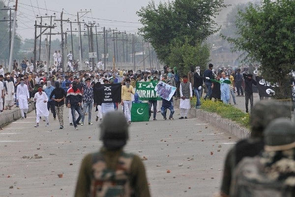 Kashmiri protesters clash with police and paramilitary soldiers in Srinagar. (Photo by Waseem Andrabi/Hindustan Times via Getty Images)