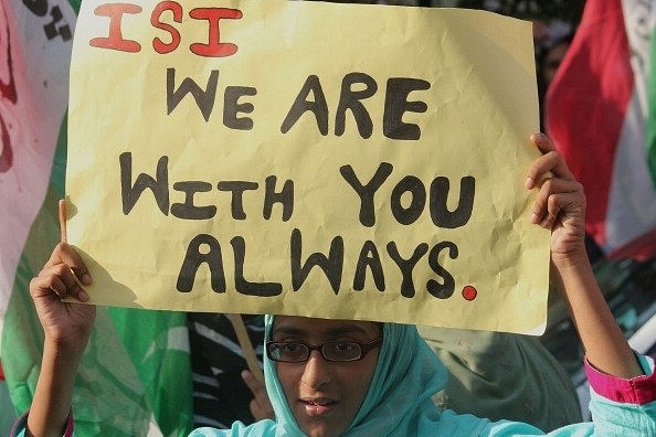 Pakistani activists of a religious party, Pakistan Awami Tehreek (PAT), rally to support Pakistan’s army and Inter-Services Intelligence (ISI) agency in Lahore, Pakistan. (Rana Sajid Hussain/Pacific Press/LightRocket via GettyImages)