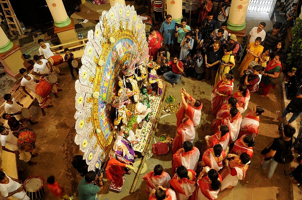 Hindu Bengali women during Sindoor Khela on the final day of the Durga Puja festival&nbsp; in Kolkata. (Samir Jana/Hindustan Times via GettyImages)