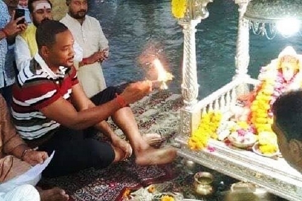 Will Smith performing Gana Aarti (@RaviRanjanIn/Twitter)