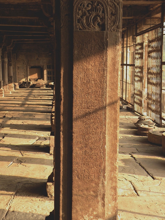 Pillar in Vijay Mandir with an inscription of Naravarman (Image source: Wikipedia)