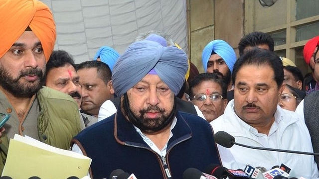  Punjab CM Amarinder Singh with Navjot Singh Sidhu  (Sameer Sehgal/Hindustan Times via Getty Images)