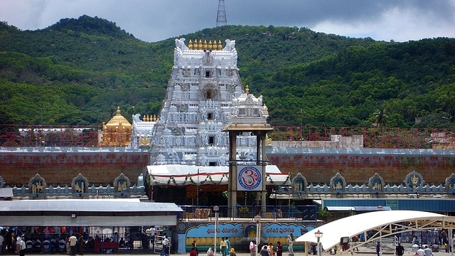 Lord Venkaterwara Temple, Tirupati (@HimaniJha/ image via twitter)