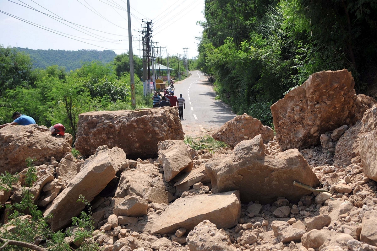 Massive Landslide Obstructs Traffic On Chandigarh-Manali Highway; Vehicles Diverged To Katola Route