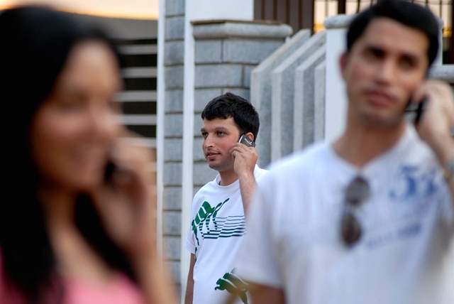 Indian mobile phone users. (Hemant Mishra/Mint via Getty Images)