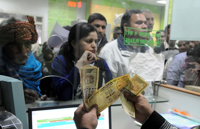 A banker counting old banknotes during the demonetisation. (Parveen Kumar/Hindustan Times via GettyImages)