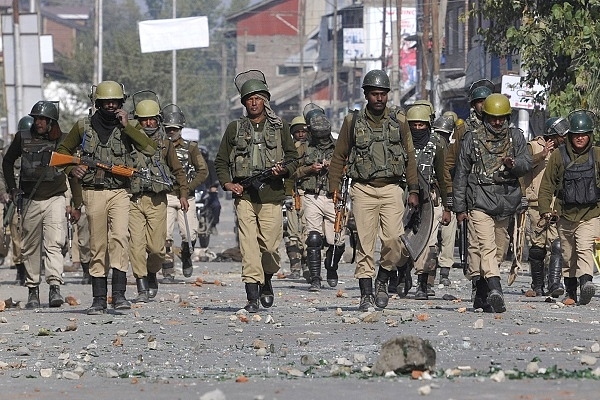 Security forces in Kashmir (Waseem Andrabi/Hindustan Times via Getty Images)