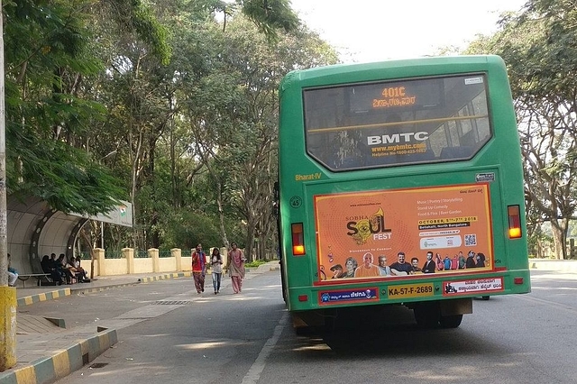 A BMTC bus arrives at the bus stop. (pic via iChangeVpura/Twitter)