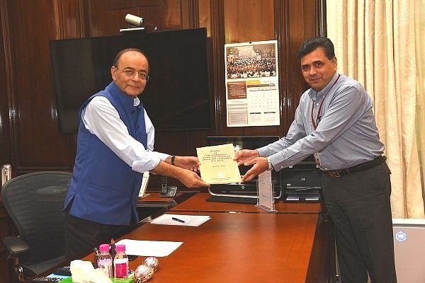 Finance Minister Arun Jaitley with MCA Secretary Injeti Srinivas. (pic via @psuwatch/Twitter)