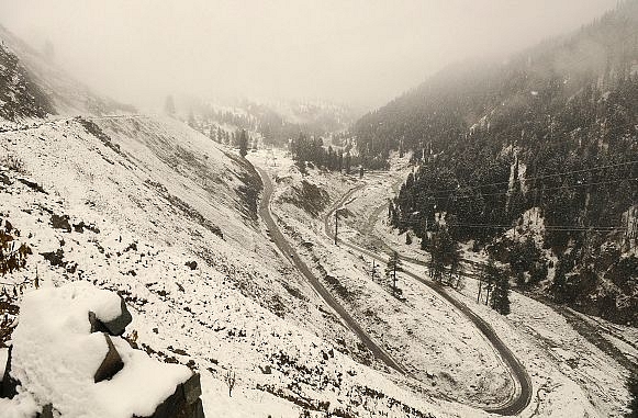 Image representation of roads in Srinagar (Photo by Waseem Andrabi/Hindustan Times via Getty Images)