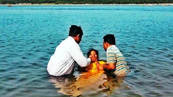 Woman getting baptised in India, Representative Image (@scottcasas/Twitter)