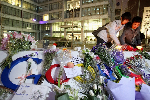 Google’s fans light the candles on the Google logo at its China headquarters building on March 23, 2010 in Beijing, China. (Feng Li/Getty Images)