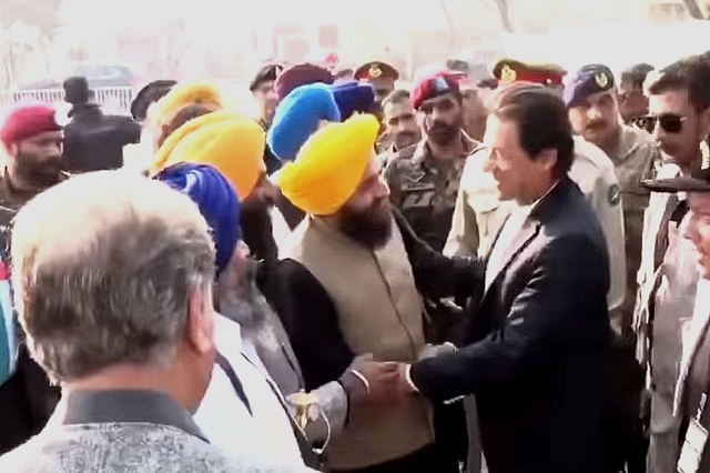 PM Imran Khan and Pakistani Army officials with Khalistani separatist Gopal Singh Chawla (@BhittaniKhannnn/Twitter)