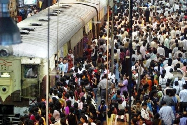 A crowd waiting for a Mumbai local (@vedangraul/Twitter)