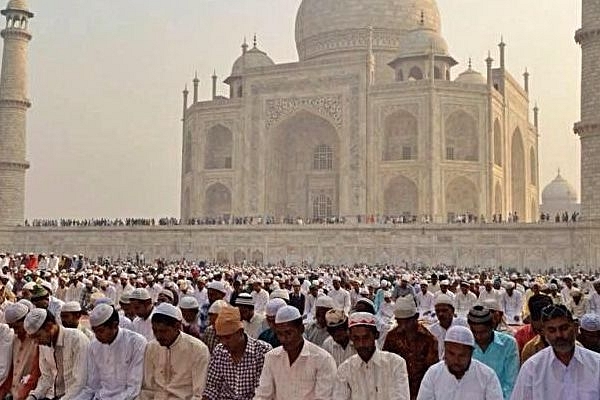 Muslims offer prayers at the Taj Mahal. (pic via Twitter)