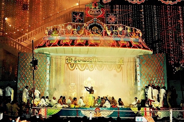 Devotees taking Darshan at Uttara Dvaram in Bhadrachalam (Source: bhadrachalarama.org)