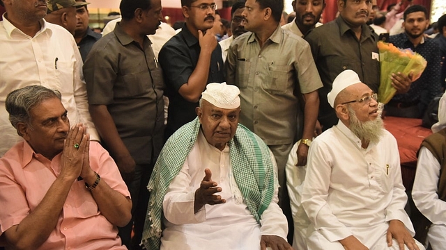  Former Prime Minister of India and Janata Dal (Secular) National President HD Deve Gowda with party leader Basavraj Horatti (Arijit Sen/Hindustan Times via Getty Images)