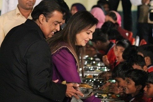 Mukesh Ambani and wife Nita Ambani (@narayanseva_/Twitter)