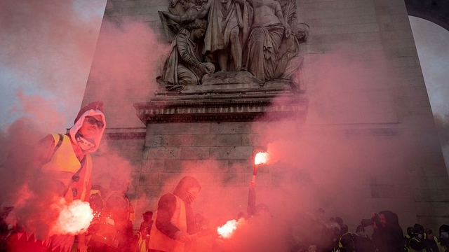 ‘Yellow Vest’ demonstration near the Arc de Triomphe on 1 December, 2018 in Paris, France (Veronique de Viguerie/Getty Images)