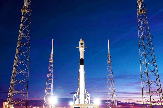 Falcon 9 and GPS III ready on launch pad in Florida for launch. (@spacex / image via twitter)