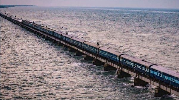 Pamban bridge in Tamil Nadu (@mayil_stm/Twitter)