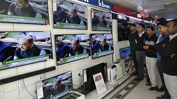 People watching TV at a store in New Delhi. (Photo by Vipin Kumar/Hindustan Times via Getty Images)