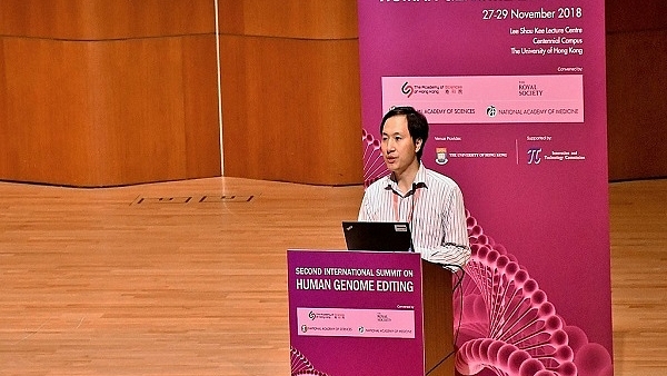 He Jiankui speaking at the Second International Summit on Human Genome Editing in Hong Kong. (Iris Tong for VOA Chinese via Wikipedia)