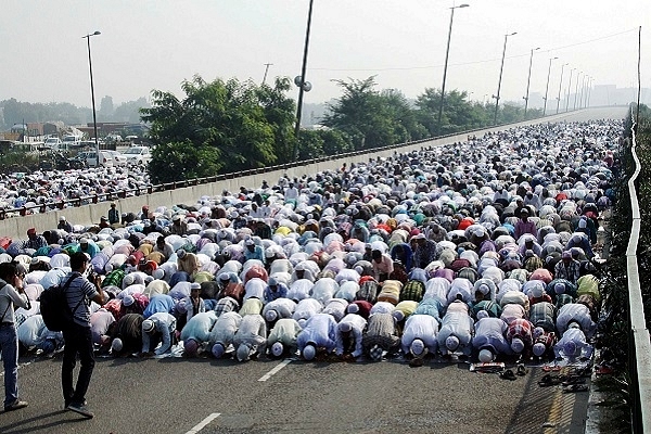 Namaz at Gurugram highway (Manoj Kumar/Hindustan via Getty Images)