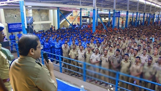 A top police official in Kerala  addressing the police force at Sabarimala (Travancore Devaswom Board/Twitter)