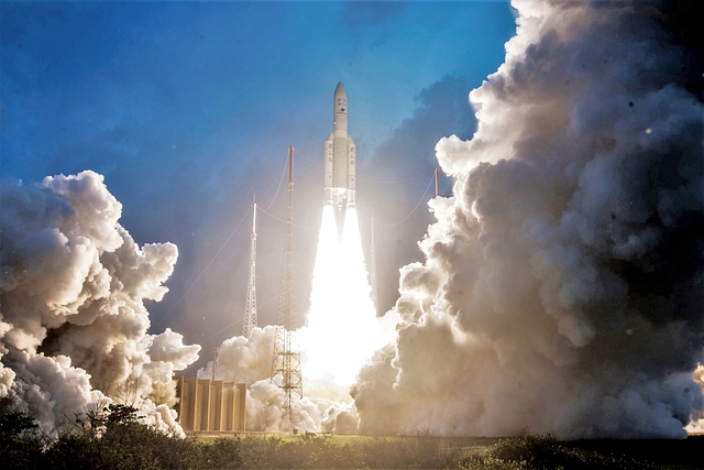 Ariane 5 thrusting off to launch GSAT-11 and GEO-KOMPSAT-2A (<a href="https://twitter.com/Arianespace">@<b>Arianespace</b></a>/ image via twitter)