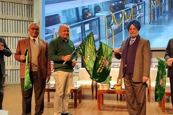 Union Minister of State Hardeep Singh Puri And Delhi Deputy CM Manish Sisodiya Flagging Off The New Section Of The Pink Line of Delhi Metro (@HardeepSPuri/Twitter)