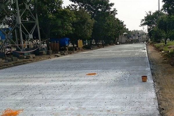 White Topping of a road in Bengaluru (@KarunaduUpdates/Twitter)