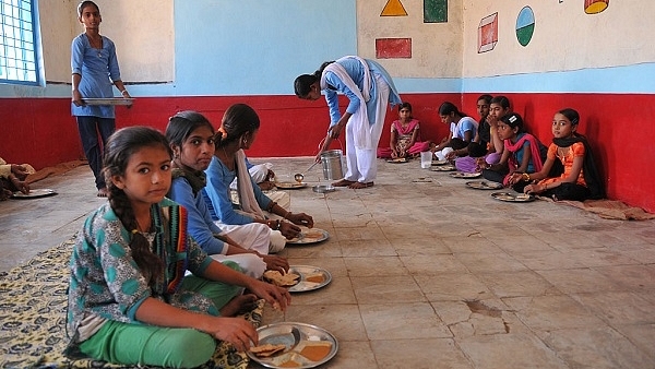 The draft of the new National Education Policy also recommends expanding the scheme to provide breakfast to the children along with the midday meal. (Shankar Mourya/Hindustan Times via Getty Images)&nbsp;