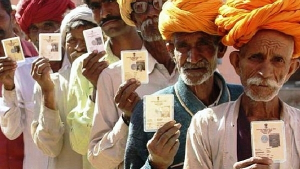 People queuing up to vote (@salimkaskar3/Twitter)