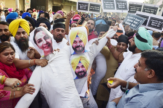 Shiromani Akali Dal and BJP leaders and workers burn the effigies of Punjab Local Bodies Minister Navjot Singh Sidhu and his wife Navjot Kaur Sidhu. (Sameer Sehgal/Hindustan Times via Getty Images)&nbsp;